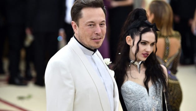 Elon Musk und Grimes haben drei gemeinsame Kinder. Wegen einer „medizinischen Krise unseres Kindes“ richtete die Sängerin jetzt auf X einen öffentlichen Hilferuf an Musk. (Bild: Theo Wargo/Getty Images for Huffington Post/AFP )