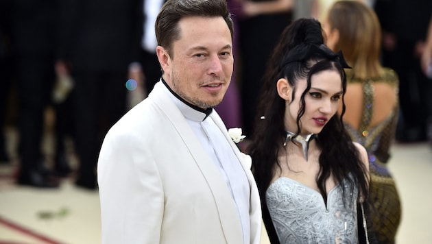 Elon Musk and Grimes have three children together. Due to a "medical crisis for our child", the singer has now made a public plea for help to Musk on X. (Bild: Theo Wargo/Getty Images for Huffington Post/AFP )