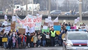 Protestmarsch durch die Stadt (Bild: Tröster Andreas)