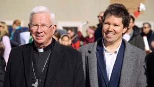 Erzbischof Lackner (li.) und Direktor Sebald bei einer Kundgebung für die Schule