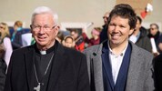 Erzbischof Lackner (li.) und Direktor Sebald bei einer Kundgebung für die Schule