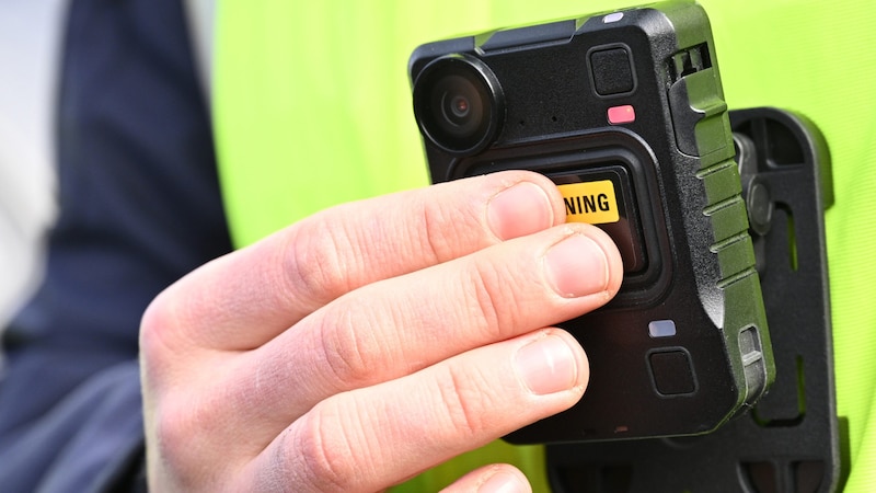 So far, 3000 body cameras have been procured. (Bild: APA/HANS KLAUS TECHT)