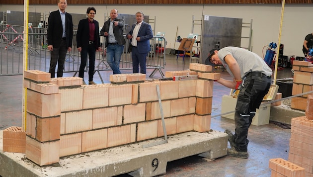 Young craftsmen show off their skills at "com:bau" in Dornbirn. (Bild: Landesinnung Bau Vorarlberg)