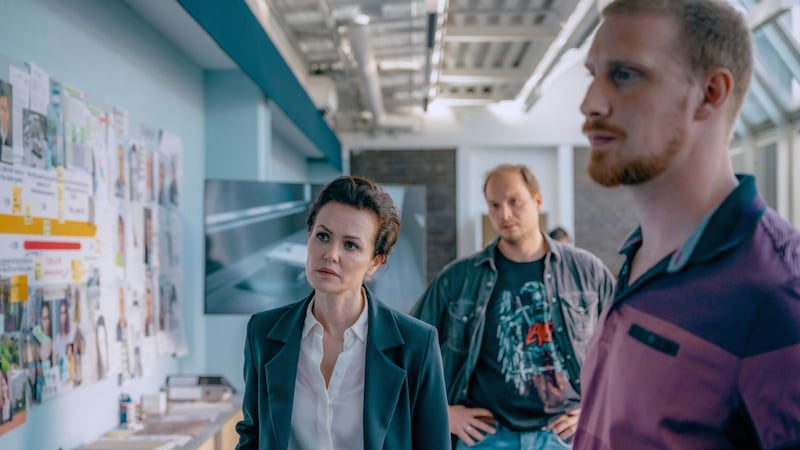 Melika Foroutan (Fida Emam), Manuel Sefciuc (Florian Pollak) und Michael Edlinger (Fritz Gamma) fermitteln. (Bild: ORF)