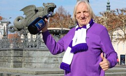 Prost! Austria Klagenfurts Ex-Spieler Helmut König.