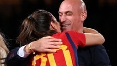 Luis Rubiales und Jennifer Hermoso (Bild: AFP)