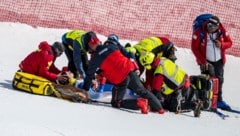 Das medizinische Personal kümmerte sich um Nils Alphand. (Bild: AFP/APA/Fabrice COFFRINI)