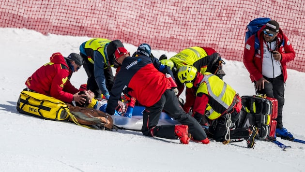 The medical staff took care of Nils Alphand. (Bild: APA/AFP/Fabrice COFFRINI)