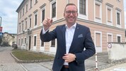Djundja freut sich über den gelungenen Kauf des Gebäudes.