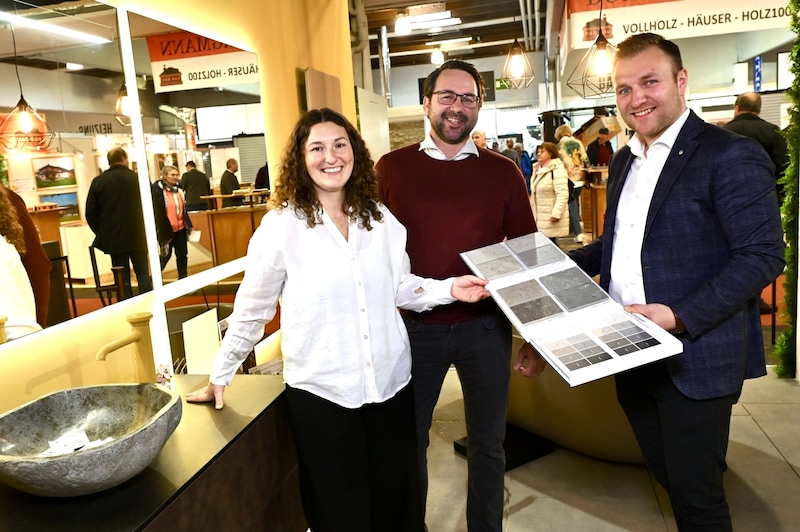 Roman und Natascha Hochsteiner informieren sich für ihr Eigenheim in Wernberg. (Bild: Evelyn Hronek)