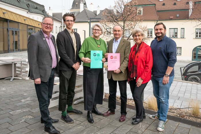 Felix Heckl (Greens), Laurenz Miksch (Greens), Andrea Lorenz (Greens), Mayor Andreas Linhart ...