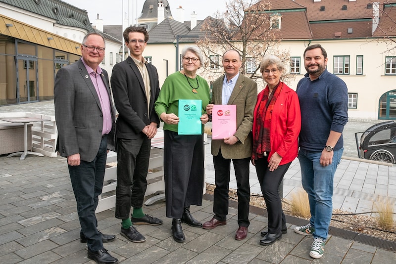 Felix Heckl (Greens), Laurenz Miksch (Greens), Andrea Lorenz (Greens), Mayor Andreas Linhart (SPÖ), Gabriele Schiener (SPÖ) and Dieter Zelber (SPÖ) stand for the new red-green coalition in Brunn am Gebirge. (Bild: Seebacher Doris)