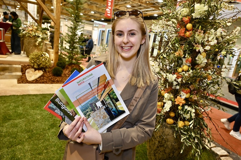 Johanna Roscher informiert sich mit ihren Eltern (Bild: Evelyn Hronek)