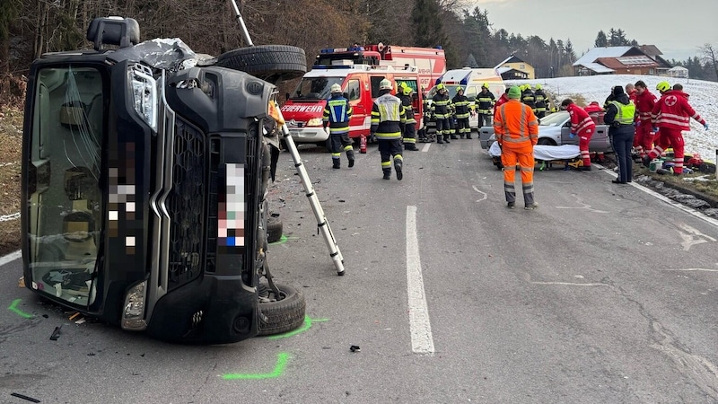 Das zweite Fahrzeug kippte auf die Seite. (Bild: FF Ligist)