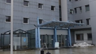 Der 14-Jährige wurde ins Krankenhaus Kufstein gebracht. (Symbolbild)