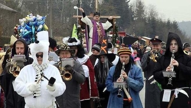 Party-Time in Limbach: Weil niemand geheiratet hat, wird die Hochzeit einfach nachgespielt. Mit falschem Brautpaar, Pfarrer und lustigen Festgästen. (Bild: Schulter Christian)