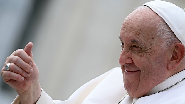 Pope Francis has been in hospital for a week with multiple infections. (Bild: APA/AFP/Filippo MONTEFORTE)