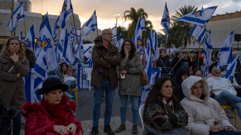 Menschen versammeln sich zu einer Mahnwache in Tel Aviv, Stunden nachdem Hamas-Kämpfer vier Leichen an Israel übergeben haben. (Bild: The Associated Press)