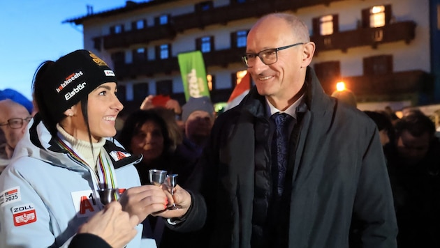 Stephanie Venier (l.) mit Tirols Landeshauptmann Anton Mattle. (Bild: Birbaumer Christof)