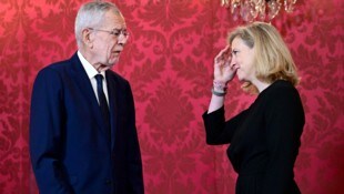 Beate Meinl-Reisinger mischt mit ihren NEOS wieder mit. Der Bundespräsident wird aber langsam ...