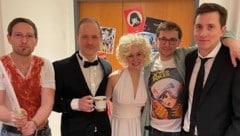 Adrian Goiginger (2.v.l.) feierte mit Gattin Anna und Freunden die Party seiner Träume im Das Kino. (Bild: Sigrid Gruber/Das Kino)