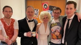 Adrian Goiginger (2.v.l.) feierte mit Gattin Anna und Freunden die Party seiner Träume im Das ...