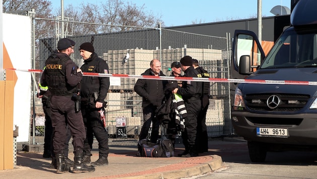 Police investigating at the scene of the crime (Bild: APA/AFP/AFPTV/Jan FLEMR)