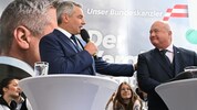 Nehammer-Nachfolger Stocker (re.) geht nun mit jenen, die davor mit der ÖVP nicht konnten, in ...