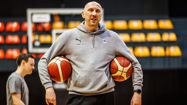 Coach Chris O‘Shea zwei Bälle unter dem Arm und zwei Suljanovic-Brüder im Nationalteam. (Bild: Basketball Austria/Martin Pröll)