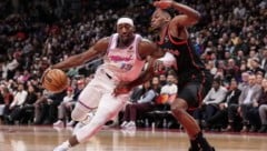 Bam Adebayo von den Miami Heat (li.) im duell mit Jonathan Mogbo von den Raptros (Bild: AP)