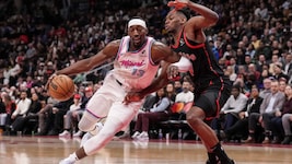 Bam Adebayo von den Miami Heat (li.) im duell mit Jonathan Mogbo von den Raptros (Bild: AP)