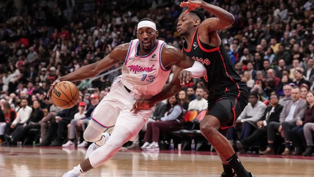 Bam Adebayo of the Miami Heat (left) in a duel with Jonathan Mogbo of the Raptros (Bild: AP)