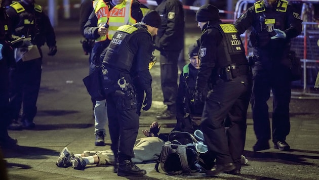 Bei der Messerattacke durch einen Syrer am Holocaust-Mahnmal wurde ein Tourist lebensbedrohlich verletzt. Die Behörden gehen von einem antisemitischen Motiv des mutmaßlichen Täters aus. (Bild: AP)