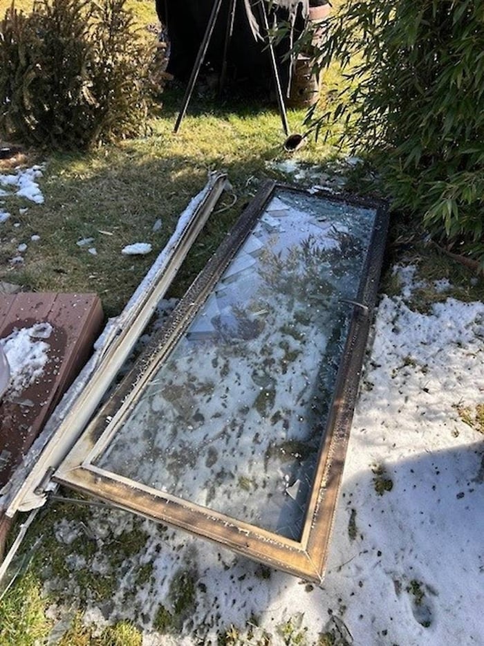 Die Terrassentür wurde mit voller Wucht weggesprengt