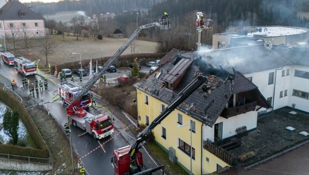 Das Feuer dürfte im Dachboden ausgebrochen sein. (Bild: TEAM FOTOKERSCHI / WERNER KERSCHBAUMMAYR)