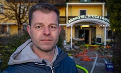 Robert Ramsebner vor seinem Hotel.