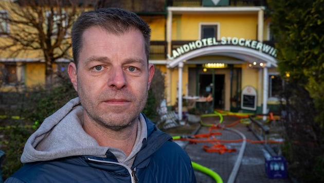 Robert Ramsebner vor seinem Hotel. (Bild: TEAM FOTOKERSCHI / WERNER KERSCHBAUMMAYR)