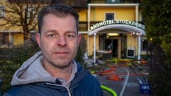 Robert Ramsebner vor seinem Hotel. (Bild: TEAM FOTOKERSCHI / WERNER KERSCHBAUMMAYR)