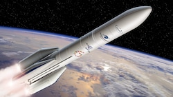 Die Trägerrakete Ariane 6 (Bild) ist noch nicht wiederverwendbar, künftig will die ESA aber auf ...