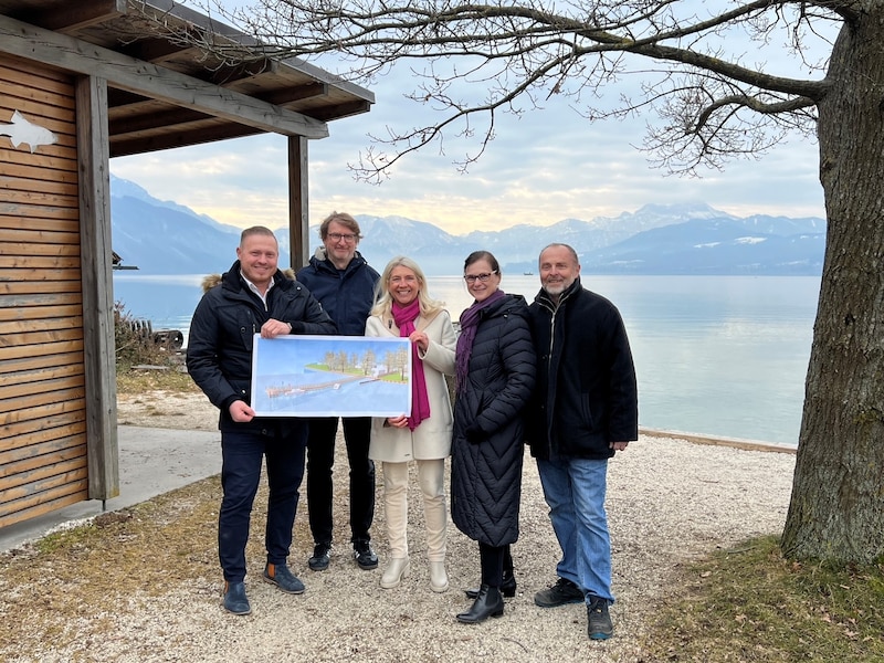 Freue sich über den „Meilenstein“: Weyreggs Bürgermeister Michael Stur (v. l.), REGATTA-Geschäftsführer Walter Schnauder, Stern Schiffahrts-Chefin Doris Cuturi-Stern, Touristikerin Angelina Eggl und der Betriebsleiter der Attersee-Schifffahrt, Stephan Gebetsroither. (Bild: Krone KREATIV)