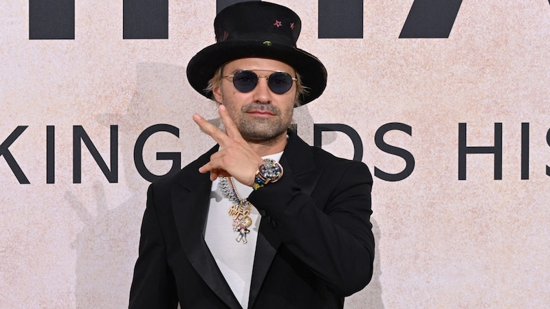 Mit Alec Monopoly will Jacquelinie Lugner „die Lugner City im Zeitgeist von 2025“ präsentieren. (Bild: AFP/Stefano Rellandini)