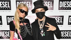 Alec Monopoly, hier mit Richard Lugners Ex-Opernball-Stargast Paris Hilton, wird heuer neben Jacqueline Lugner in der Loge Platz nehmen. (Bild: AFP/GETTY IMAGES/Craig Barritt)