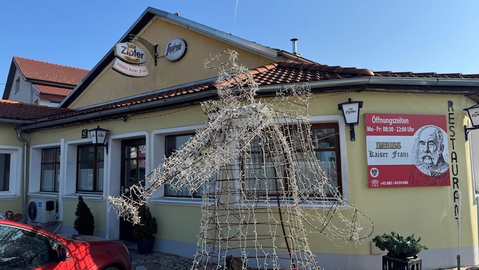 Der Weihnachtsengel vorm Eingang hat ausgedient, der Frühling kann kommen. Und mit ihm „Schweindalwirt“.