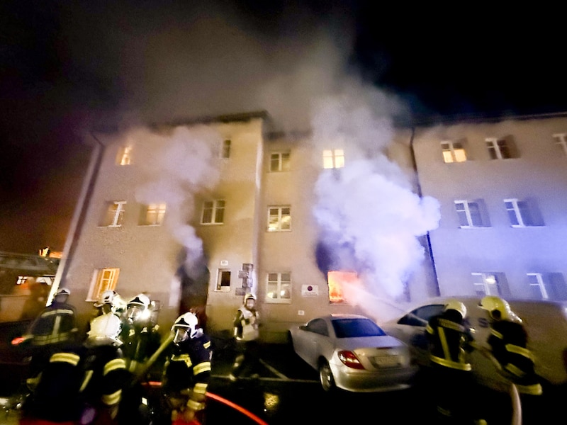 Dicke Rauchschwaden erschwerten die Rettungsarbeiten. (Bild: Mathis Fotografie)