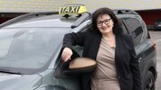 Andrea Özkol mit ihrem Taxi