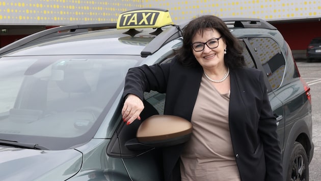 Andrea Özkol mit ihrem Taxi (Bild: Jauschowetz Christian)