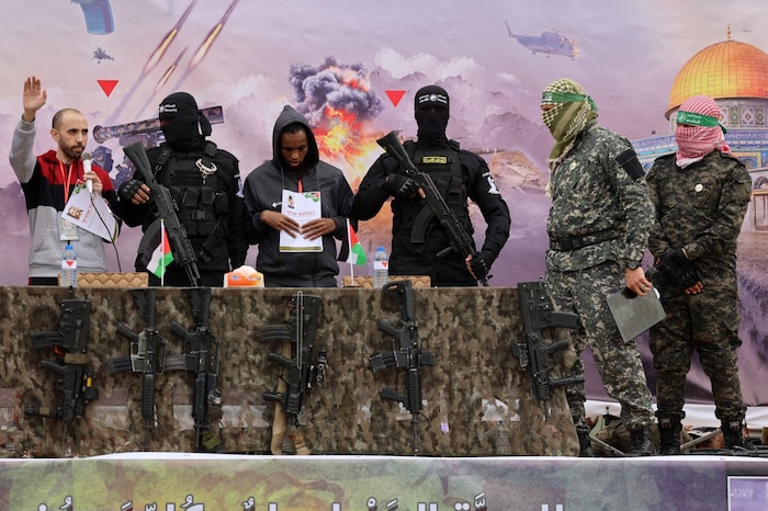 Tal Shoham (ganz links), Avera Mengistu (3.v.l.)