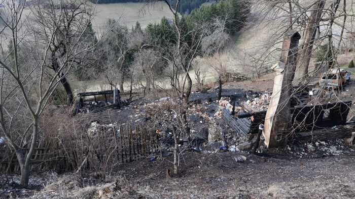 Vom Holzhaus blieb fast nichts mehr übrig.