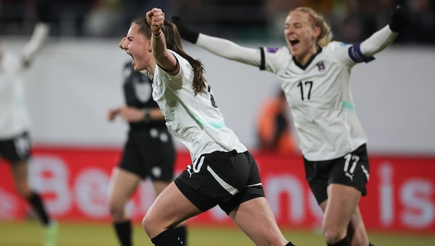 Riesenjubel bei Goldtorschützin Lilli Purtscheller und Kapitänin Sarah Puntigam. (Bild: APA/EXPA / APA / picturedesk.com)