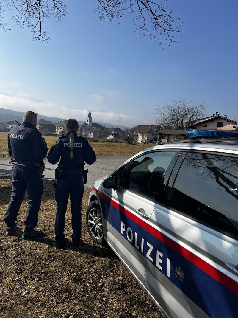 Während Beamte in Zivil in und rund um die Kirche für Sicherheit sorgten, hielten sich die uniformierten Kollegen im Hintergrund. (Bild: Klaus Loibnegger)